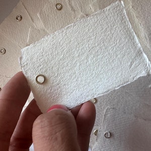 Carte de nom de lieu pour mariage à faire soi-même avec un ruban | Marque-place plat en papier chiffon fait main en coton avec trou pour ruban, oeillet doré, calligraphie