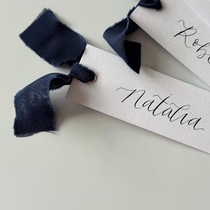 MARINE chiffon lint kalligrafie plaatsnaamkaart | Gepersonaliseerde witte plaatsnaamkaart | Gouden oogje | Bruiloft couvert | Stoelindeling