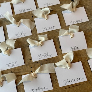 CHAMPAGNE chiffon lint kalligrafie vierkant *achtige plaatsnaamkaart | Gepersonaliseerde witte plaatsnaamkaart | Gouden oogje | Bruiloft couvert