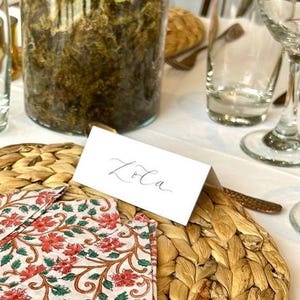 Carte de visite de calligraphie sous tente BLANCHE MARTELÉ | carte de nom de lieu pliée personnalisée | Cadre de table de mariage | Mariage, baby shower