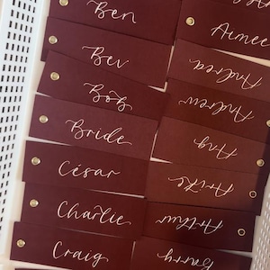 Tarjeta de nombre de lugar de caligrafía BURGUNDY / Tarjeta de nombre de lugar de boda de caligrafía de cinta propia DIY / Tarjeta de lugar de lugar de ojal dorado o plateado / Tarjeta de fiesta