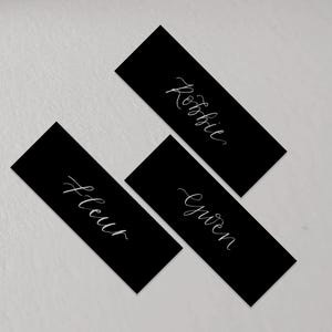 Tarjeta de nombre de lugar con caligrafía NEGRA / Tarjetas de lugar para eventos negras / Tarjeta de lugar plana en blanco / Boda, fiesta, baby shower / Decoración de lugar de corbata negra