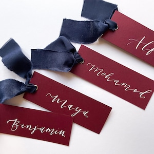 BOURGONDI + MARINE chiffon lint kalligrafie plaatsnaamkaart | Gepersonaliseerde plaatsnaamkaart | Gouden oogje | Bruiloft couvert | Stoelindeling