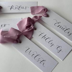 LILA chiffon lint kalligrafie plaatsnaamkaart | Gepersonaliseerde witte plaatsnaamkaart | Gouden oogje | Bruiloft couvert | Stoelindeling