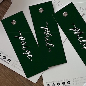 Tarjeta de nombre de lugar de caligrafía VERDE BOSQUE / Tarjeta de nombre de lugar de boda de caligrafía de cinta propia DIY / Tarjeta de lugar de lugar con ojales dorados o plateados / Tarjeta de fiesta