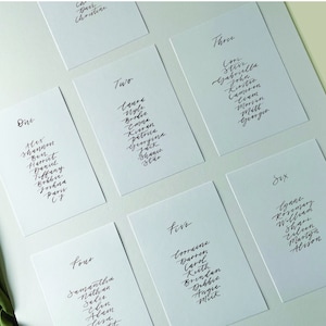 Kalligraphie Hochzeit A5 Tischplan Karte | Weiße Karte Handgeschriebene Kalligraphie Tischkarte | Spiegel-Tischplan-Karten | DIY Tischplan Karte