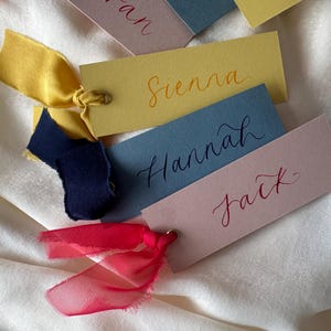 Tarjeta con nombre de caligrafía para BABY SHOWER / Tarjeta con nombre de cinta deshilachada en rosa, amarillo y azul / Baby Shower, niña, niño, género neutro