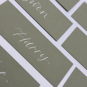 Tarjeta de nombre de caligrafía verde eucalipto / Tarjetas de lugar para eventos verdes / Tarjeta de lugar plana en blanco, fiesta de bodas, baby shower, follaje, clásico