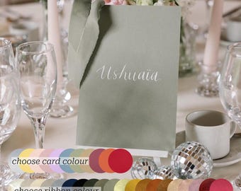Letreros de mesa para bodas con caligrafía en cintas escritas a mano: Tamaños A5 y A6, nombres y números (cartulina).