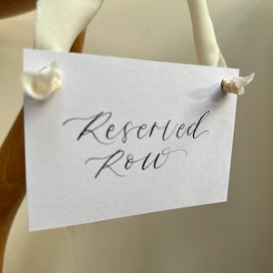 Etiquetas reservadas para bodas escritas a mano elegantes: etiquetas para sillas con caligrafía, cinta de gasa sedosa, letrero personalizado para el asiento de la ceremonia, boda minimalista