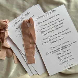 Kalligrafie Trouwmenu | Witte kaart met chiffon bedrukt kalligrafie chiffon lint kersttafel menu eucalyptus, blush, wit, salie,