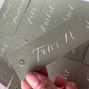 Tarjeta de nombre de lugar de caligrafía VERDE EUCALIPTO / Tarjeta de nombre de lugar de boda de caligrafía con cinta propia DIY / Tarjeta de lugar con ojales dorados o plateados
