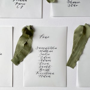 Kalligrafie bruiloft tafelplan kaart | Perkament met chiffon handgeschreven kalligrafie chiffon lint tafelplan kaart | Eucalyptus, blush, wit