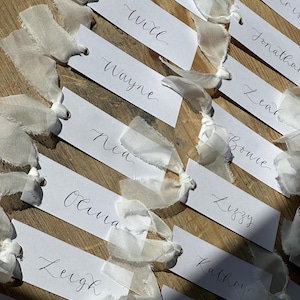 nom de lieu de calligraphie en organza de Zazzle.be Liste d'envies C'est l'été ! Carte de visite blanche avec ruban effiloché opaque blanc ivoire | Mariage, baby shower, fête