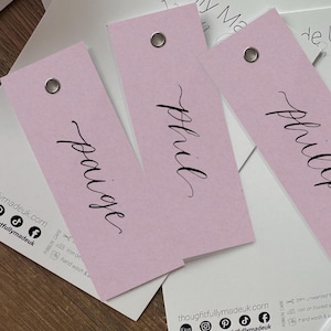 Tarjeta de nombre de lugar de boda con caligrafía en color LILA CLARO / Tarjeta de nombre de lugar de boda con caligrafía con cinta personalizada / Tarjeta de lugar con ojales dorados o plateados