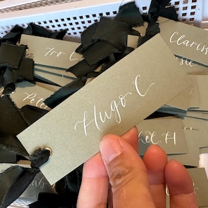 EUCALYPTUS + BOSQUE Cinta de gasa verde Caligrafía Tarjeta de nombre de lugar / Tarjeta de nombre de lugar blanca personalizada / Ojal dorado / Fiesta de boda