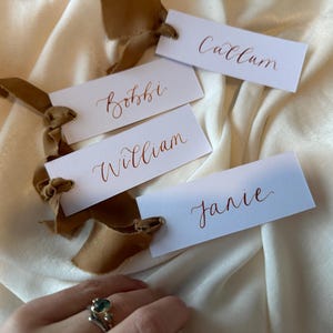 Plaatsnaamkaartje MOKKA lintkalligrafie | Witte kaart met lint van mokka-chiffon | Plaatsnaamkaartje | Bruiloft, feest, babyshower Koffieneutraal