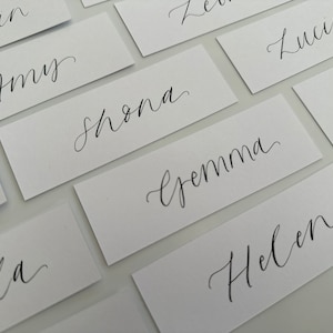 Tarjeta de nombre del lugar de la boda de caligrafía / tarjeta blanca con caligrafía escrita a mano, tarjeta de lugar plano en blanco