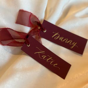 BOURGONDI + WIJN Organza lint kalligrafie plaatsnaamkaart | Gepersonaliseerde plaatsnaamkaart | Gouden oogje | Bruiloft couvert | Stoelindeling