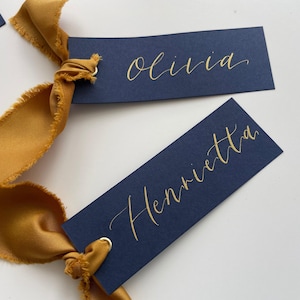 MARINEblauw + GOUD satijnen lint GOUDEN kalligrafie plaatsnaamkaart | Gepersonaliseerde plaatsnaamkaart | Gouden oogje | Decorsetting bruiloftsfeest