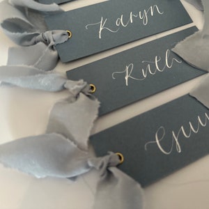 Tarjeta de nombre de lugar con caligrafía de cinta de gasa AZUL OSCURO / Tarjeta de nombre de lugar personalizada / Ojal dorado / Decoración de lugar de boda / Plano de asientos