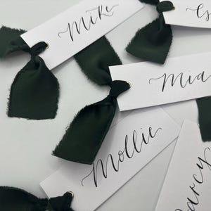 Tarjeta de nombre de lugar con caligrafía de cinta de gasa verde bosque / Tarjeta de nombre de lugar blanca personalizada / Ojal dorado / Decoración de mesa de boda