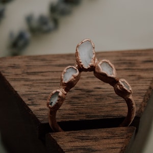 Raw quartz copper chevron ring