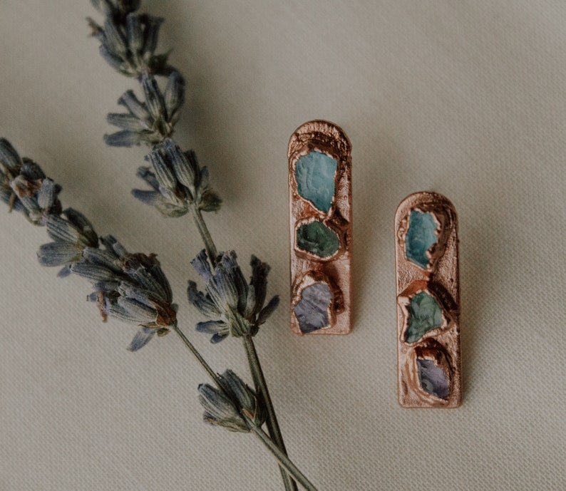Raw neon blue and green apatite and amethyst copper arched stud earrings image 1