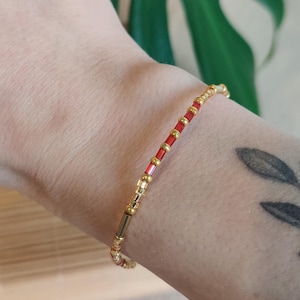 Handbeaded bracelet- elastic - inspired by Ancient Egypt - gold and ruby red