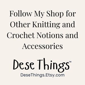 Pode incluir: Uma placa de cor creme com texto preto que diz: Follow My Shop for Other Knitting and Crochet Notions and Accessories, seguida pelo nome da marca Dese Things e o endere&ccedil;o web DeseThings.Etsy.com em uma fonte clara e leg&iacute;vel.