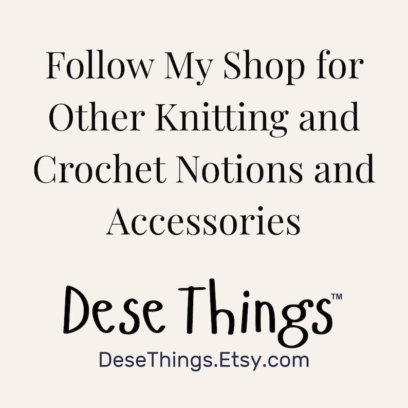 Pode incluir: Uma placa de cor creme com texto preto que diz: Follow My Shop for Other Knitting and Crochet Notions and Accessories, seguida pelo nome da marca Dese Things e o endere&ccedil;o web DeseThings.Etsy.com em uma fonte clara e leg&iacute;vel.