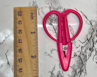 TSA-konforme Reise Mini Schere TSA Zugelassen mit angebrachter Kappe Hülle Reisezubehör Super Snips Reisegeschenk Geschenk Kleine Schere