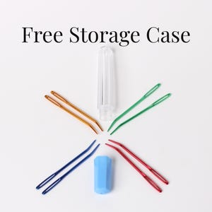 Może przedstawiać: Zestaw kolorowych igieł w kolorze złotym, zielonym, czerwonym i niebieskim, ułożonych wokół przezroczystego plastikowego etui i niebieskiej nasadki. Tekst "Free Storage Case" jest wyświetlany nad igłami.