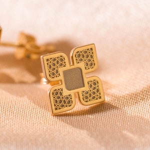14K Solid Gold 4 Leaf Clover Earrings, Shamrock Jewelry, Prezent dla Mamy, Biżuteria na Dzień Świętego Patryka, Kolczyki z ćwiekami, Delikatny urok na szczęście