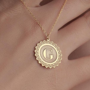Collar con medallón inicial de oro macizo de 14 quilates, joyería con letras personalizadas, regalo de aniversario, colgante de moneda de oro, regalo para ella, regalos de dama de honor