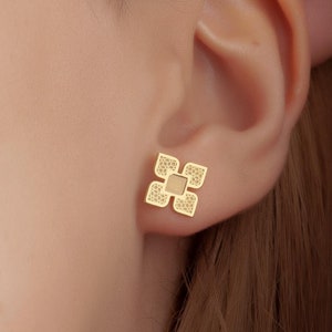 14K Solid Gold Four Leaf Clover Earrings, Shamrock Jewelry, Prezent dla Mamy, Biżuteria na Dzień Świętego Patryka, Kolczyki z ćwiekami, Delikatny urok na szczęście