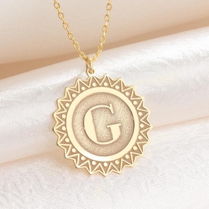 Collar con medallón inicial personalizado de oro macizo de 14 quilates, joyería con letras, regalo de aniversario, colgante de moneda de oro de 14 quilates, regalo para ella, regalos de dama de honor