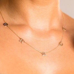 Colar presente para mãe · Colar com nome personalizado · Colar inicial · Colar personalizado · Colar com letras · Colar para mulheres · Colar feito à mão