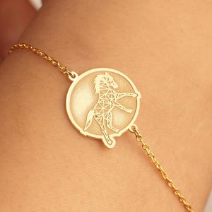 14K Solid Gold Pferd Armband, personalisierte Reiter Charme, Pferd Liebhaber Geschenk, Tier Schmuck, Geburtstagsgeschenk für sie, Gravur Schmuck