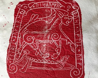 Mantel ritual vikingo con piedras rúnicas para altar, de piel de conejo estampada a mano.