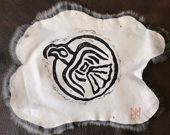 Paño de altar ritual, cuervo vikingo, piel de conejo estampada en bloque.
