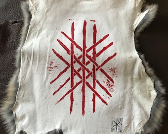 Mantel para altar ritual, Telaraña del Destino, Piel de conejo estampada con bloques, Tinta roja.