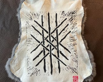 Paño de altar ritual de la Red de Wyrd, piel de conejo estampada en bloque.