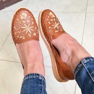 Mexican leather sandals comfortable flower embroidery, Huarache sandals women, mexican shoes, huaraches women, boho, leather shoes, flats