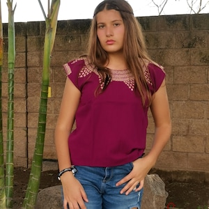 Mexican handmade blouse. Blouse Embroidered with beautiful yarn. Handmade blouse. Mexican style blouse. Boho blouse