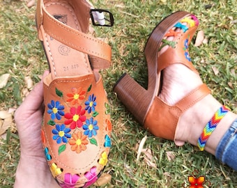 Sandales Huarache chaussures mexicaines broderie fleurs colorées avec talon, chaussures en cuir, sandales en cuir, chaussures à plateforme, chaussures mexicaines faites à la main