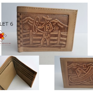 Puede incluir: Una cartera de cuero marr&oacute;n con un dise&ntilde;o estampado de un hombre con un sombrero de ala ancha montando a caballo. La cartera est&aacute; cerrada en la primera imagen, abierta en la segunda imagen y muestra el dise&ntilde;o estampado de un sombrero en la parte posterior en la tercera imagen. El texto "WALLET 6" es visible en la esquina superior izquierda de la imagen.