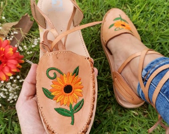 Sandales Huarache Chaussures romaines brodées de fleurs, chaussures pour femmes mexicaines, chaussures en cuir - sandales faites à la main - sandales brodées - sandale Boho