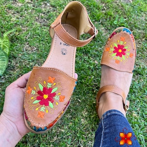Leather Huarache Sandal Flower embroidered, Leather shoes Leather Sandals handmade, Mexican Huarache sandals Comfortable Mexican style
