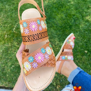 Mexican Huarache sandals for women, flower embroidered sandals, leather sandals women, Mexican huarache, leather shoes women, womens shoes